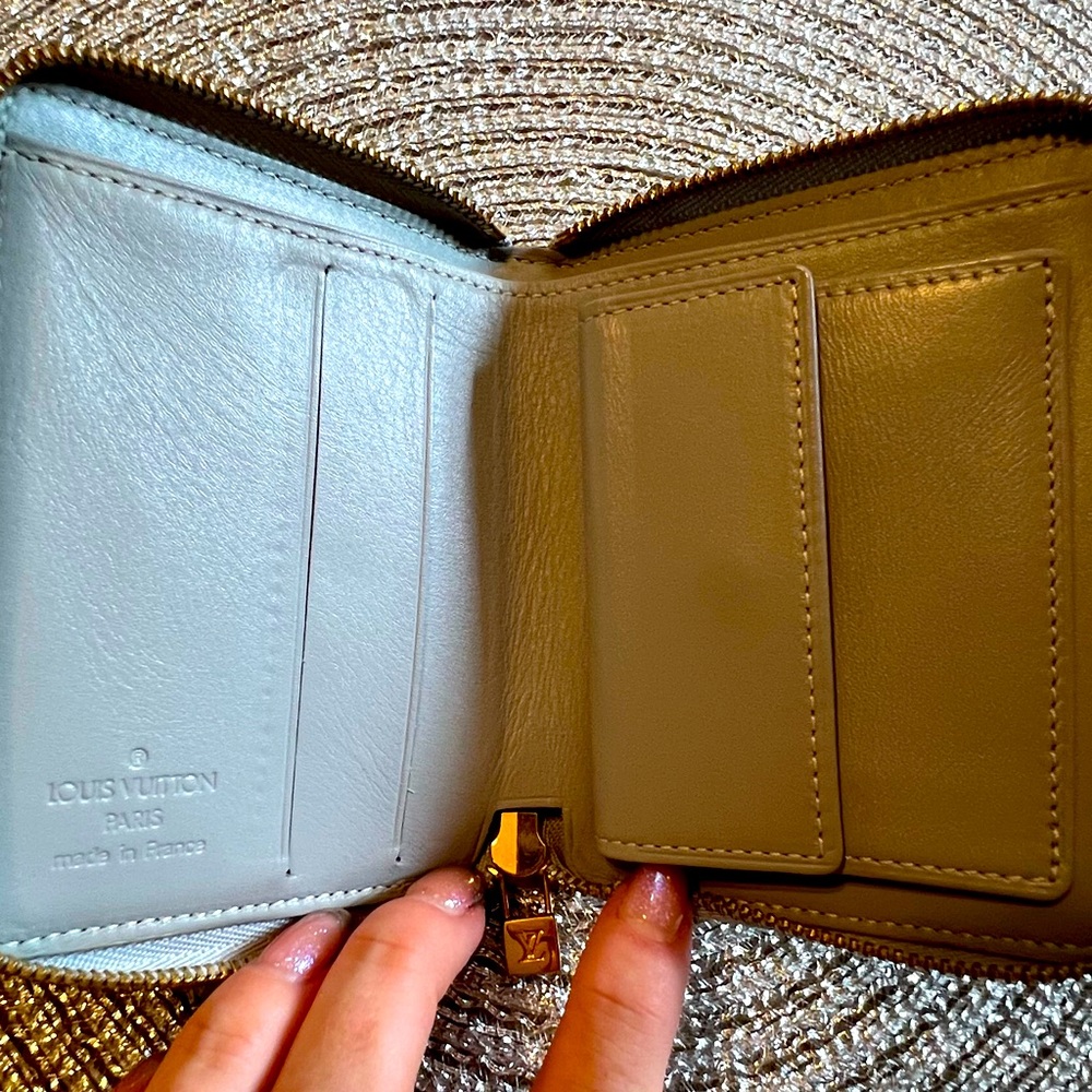 Authentic Louis Vuitton Vernis Leather Compact Zip Around Wallet EUC - Picture 8 of 12